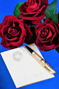 红玫瑰上的邀请卡邀请圣诞节新年婚礼毕业等节日重大活动红色天鹅绒玫瑰图片
