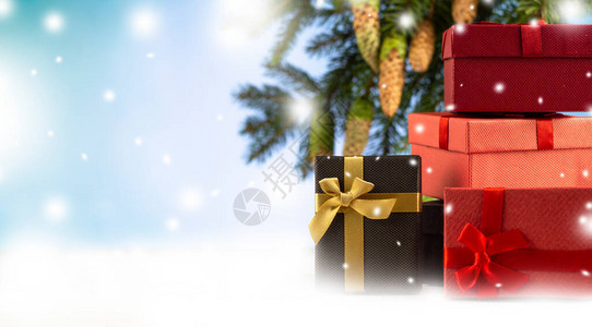 新年和圣诞节白雪皑的上的冷杉树枝和礼物新年和圣诞节组成横图片