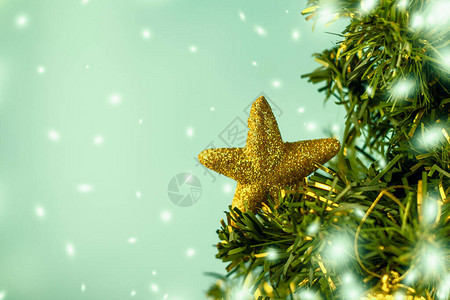 新年和圣诞节背景冷杉树枝和圣诞雪背景上的星新年和圣诞节组成横背景图片