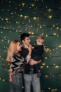 家庭肖像爸妈和一个小孩在圣诞节主题图片