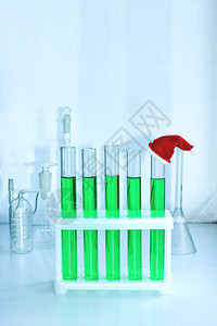 化学实验室的五瓶绿色溶液在末端管上是一个微型装饰红帽新图片