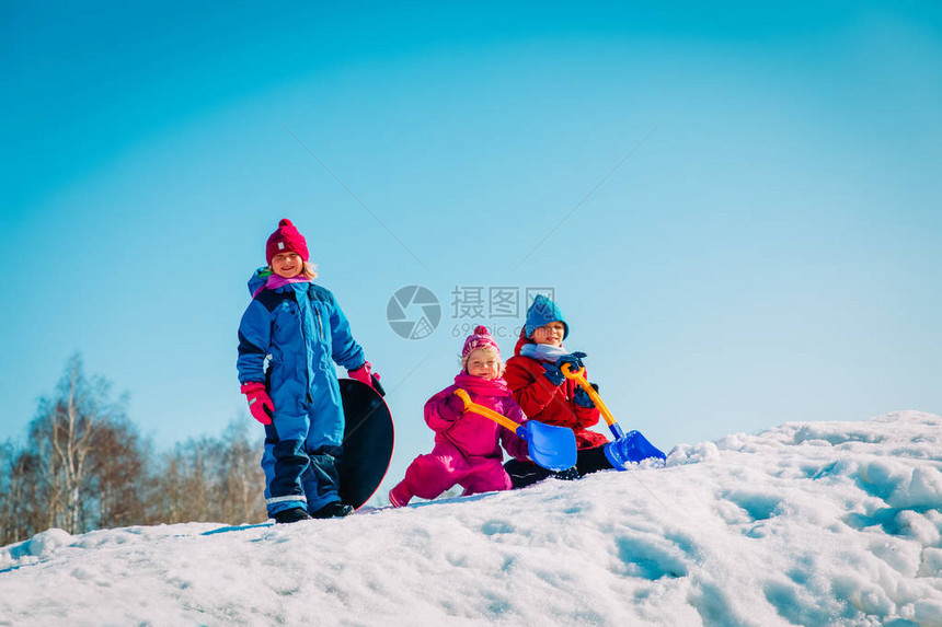 快乐的孩子男孩和女孩在冬天的大自然中玩雪图片