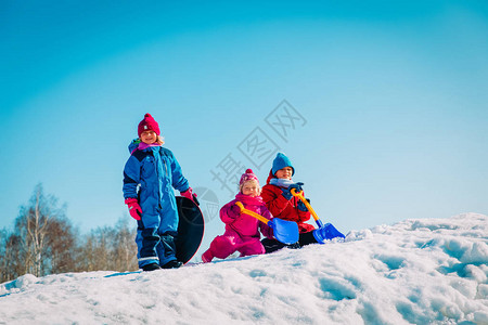 快乐的孩子男孩和女孩在冬天的大自然中玩雪图片