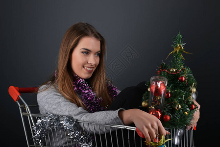 快乐的女孩购物圣诞礼物图片