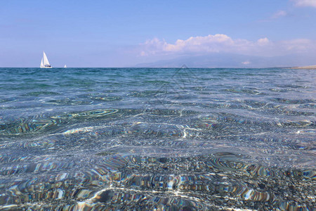透明蓝色清晨海图片