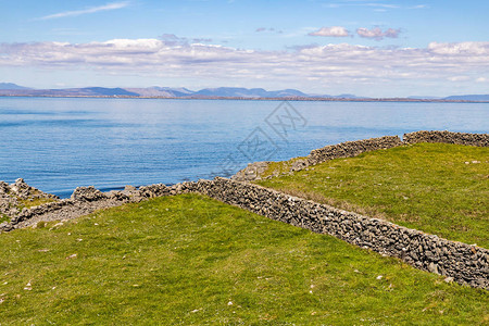 在爱尔兰阿群岛伊尼什摩尔有岩墙和戈尔韦湾背图片