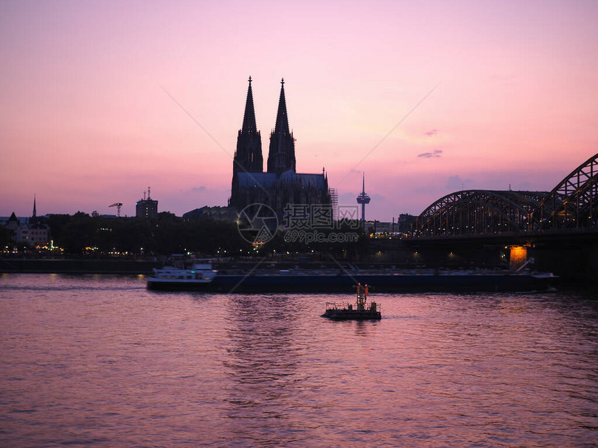 从晚上的河上看德国科隆的城市图片