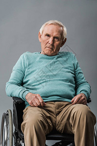 坐在轮椅上坐着的老年男子心烦意乱背景图片