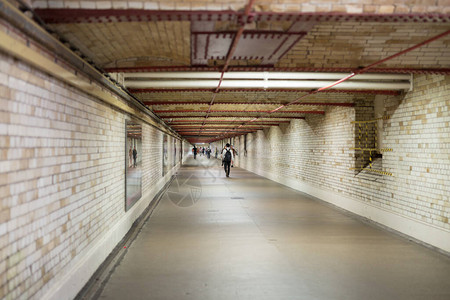 地铁下通道有行人的长隧道图片