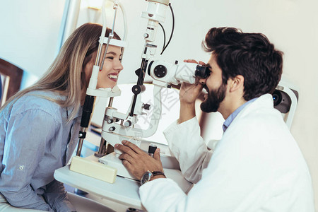 验光师检查患者视力和视力矫正图片