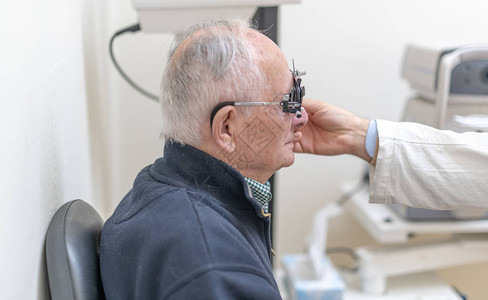 男观察家检查其病人的视力图片