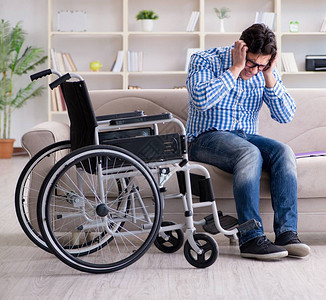 残疾概念中的坐在轮椅上图片