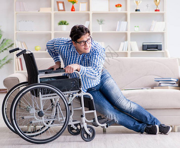 残疾概念中的坐在轮椅上图片