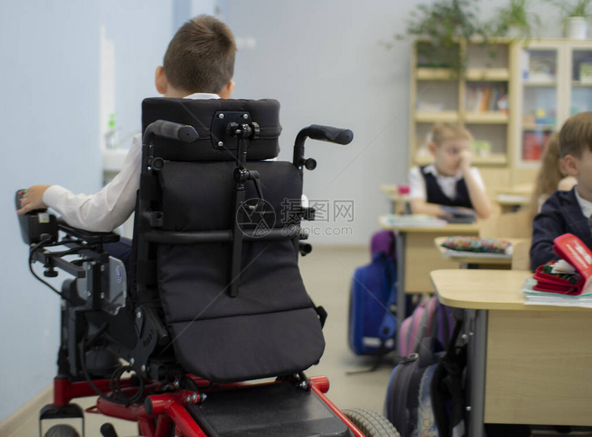 小学轮椅上的残疾学生图片