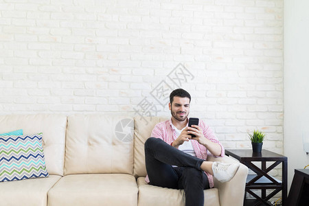 男博客坐在沙发上图片