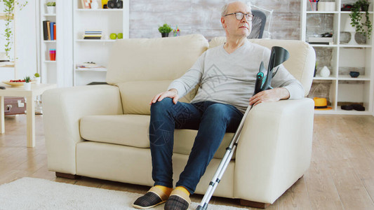 男护士在检查养老院沙发上坐着白海麻的退休老人时图片