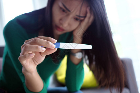 亚洲美女对怀孕结果感到压力和担心青少年图片