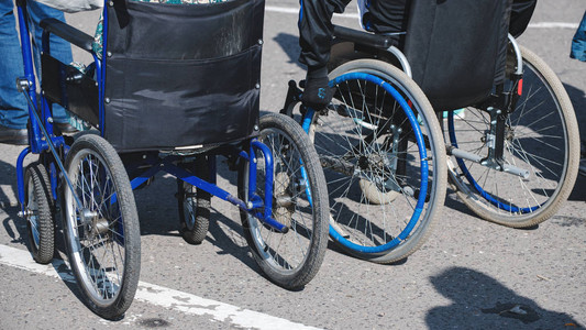 轮椅车轮在沥青上的特写社会平等保护和帮助图片