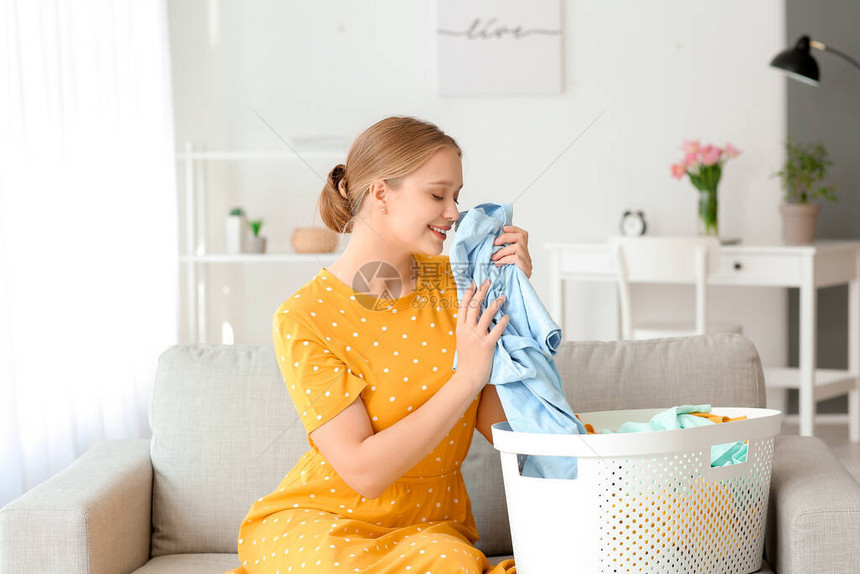 在家洗衣的年轻女人图片