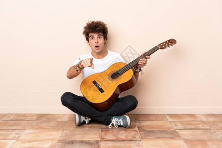 坐在地上的吉他手坐在地板上图片