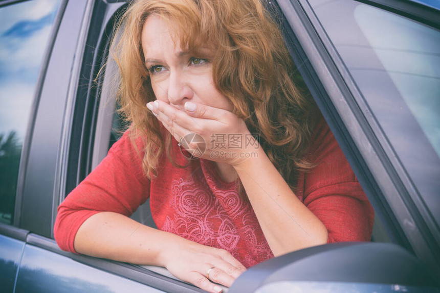 在车里晕车的女人图片