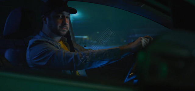 男子在夜间驾驶时对自己说话图片