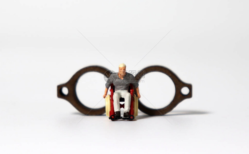 一个坐在轮椅上站在木制迷你眼镜图片