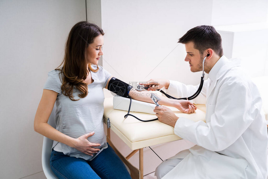 计量诊所孕妇血压的博图片