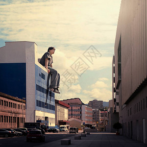 巨人坐在一栋楼的顶上图片