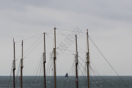 在Wadden海的帆船从两艘三重帆船图片