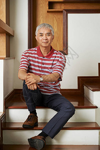 穿着灰色头发和散衣的亚洲高年长男子的肖像图片