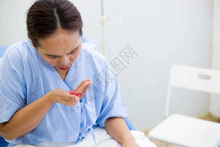 咯血亚裔女病人在医院床上时有血肿症状在背景