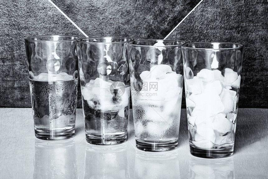 一张表顶上四杯冰的单色视图每个在不图片