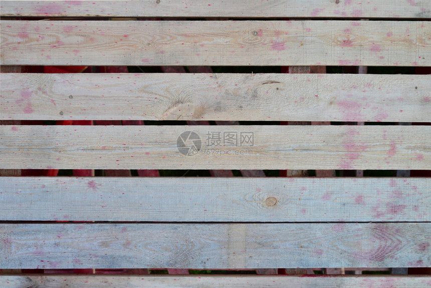 木质板上苍白的红滴子图片