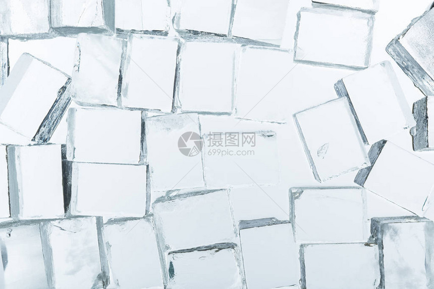 镜子上透明方形冰块的顶视图图片