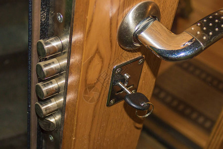 此密钥从内部插入到锁中门是ajar图片