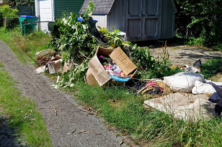 居民区小巷里到处都是垃圾和碎片水平的图片