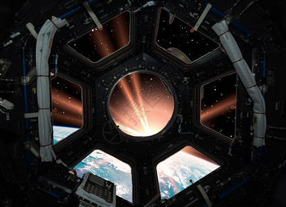 宇宙飞船窗口中的美航空天局提供的这图片