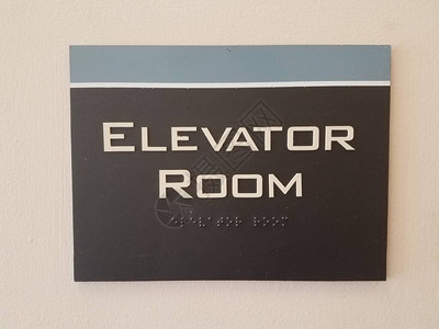 墙上有一个电梯房间标志上面有盲文图片