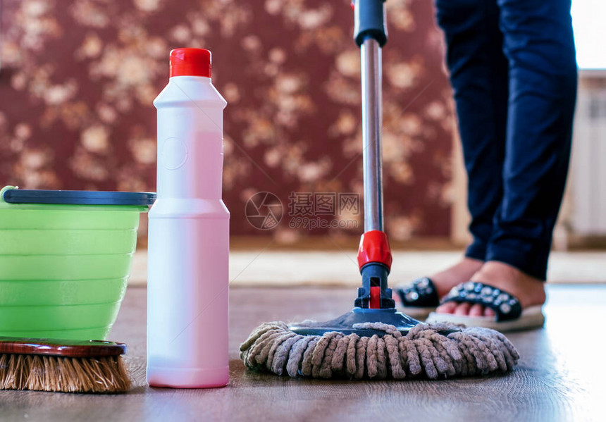 女孩用拖把水桶工具擦刷图片