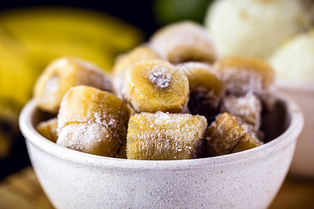 用作素食香蕉冰淇淋成分的冷冻香蕉罐背景图片