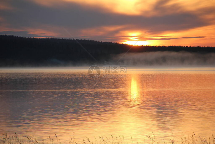 Mergubskoye湖上卡累利阿的日落雾从水面升起图片