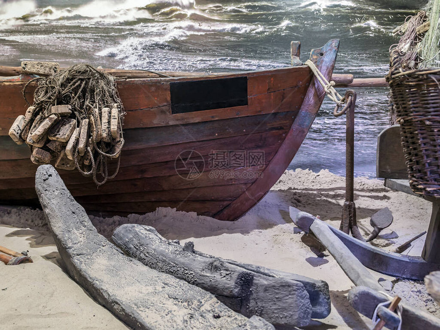 老渔夫的木船停靠在沙滩上图片