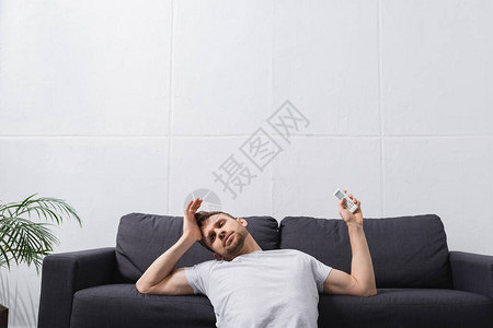 疲累的男子在夏季炎热时在家因空调坏图片