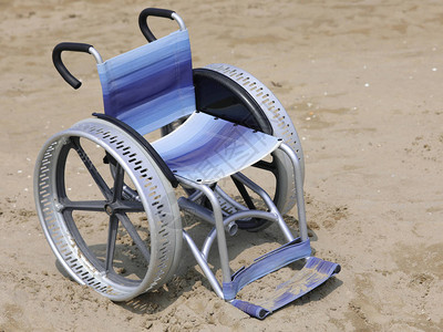 带有大型穿孔轻质铝轮的特殊轮椅图片