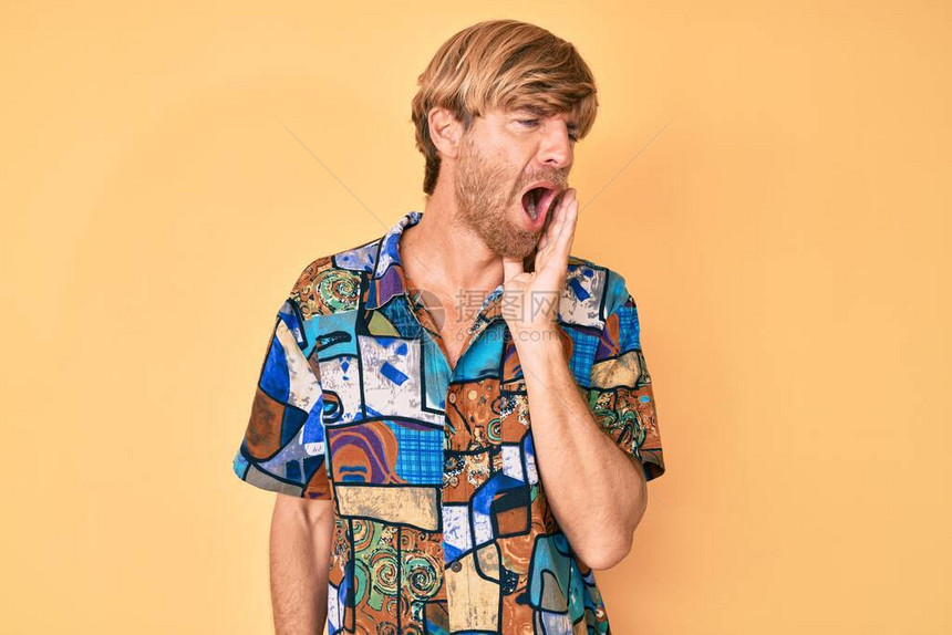 穿着暑期衬衫的金发年轻男子无聊地打哈欠图片