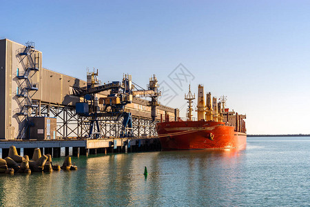港口的散装货轮图阿普塞码头图片