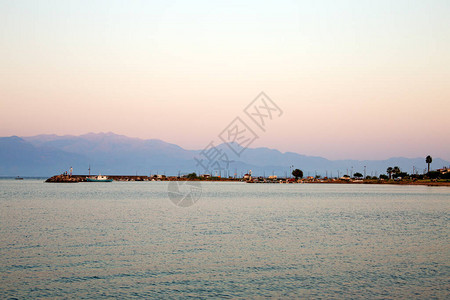西南梅西尼湾至希腊佩洛蓬背景图片