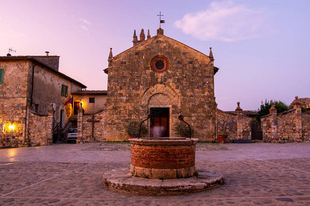 Monteriggioni是一个中世纪的长城背景图片