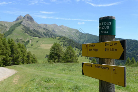 上阿尔卑斯山长途徒步旅行的方向标志背景图片